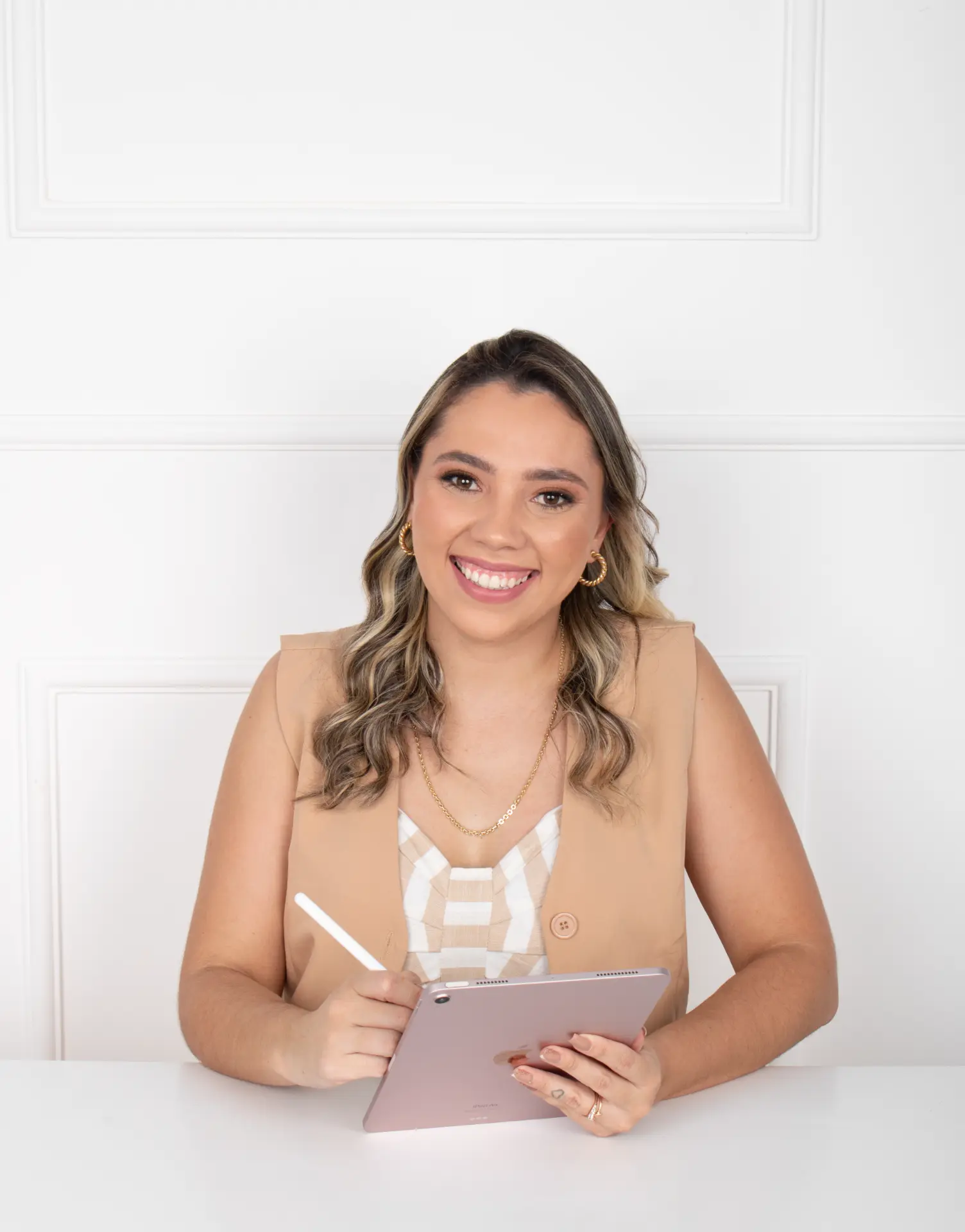 Giovanna, profissional da infância, com um tablet nas mãos